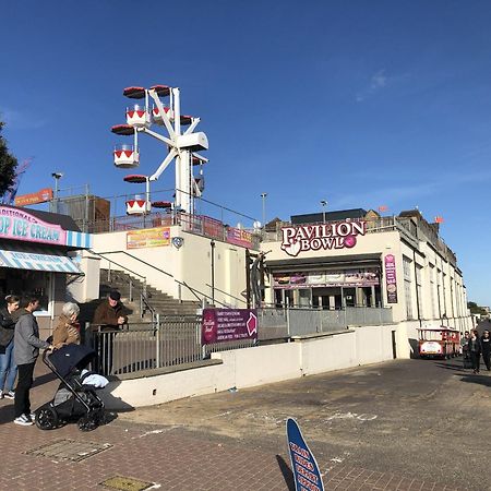 A Wave From It All Great Clacton Екстериор снимка
