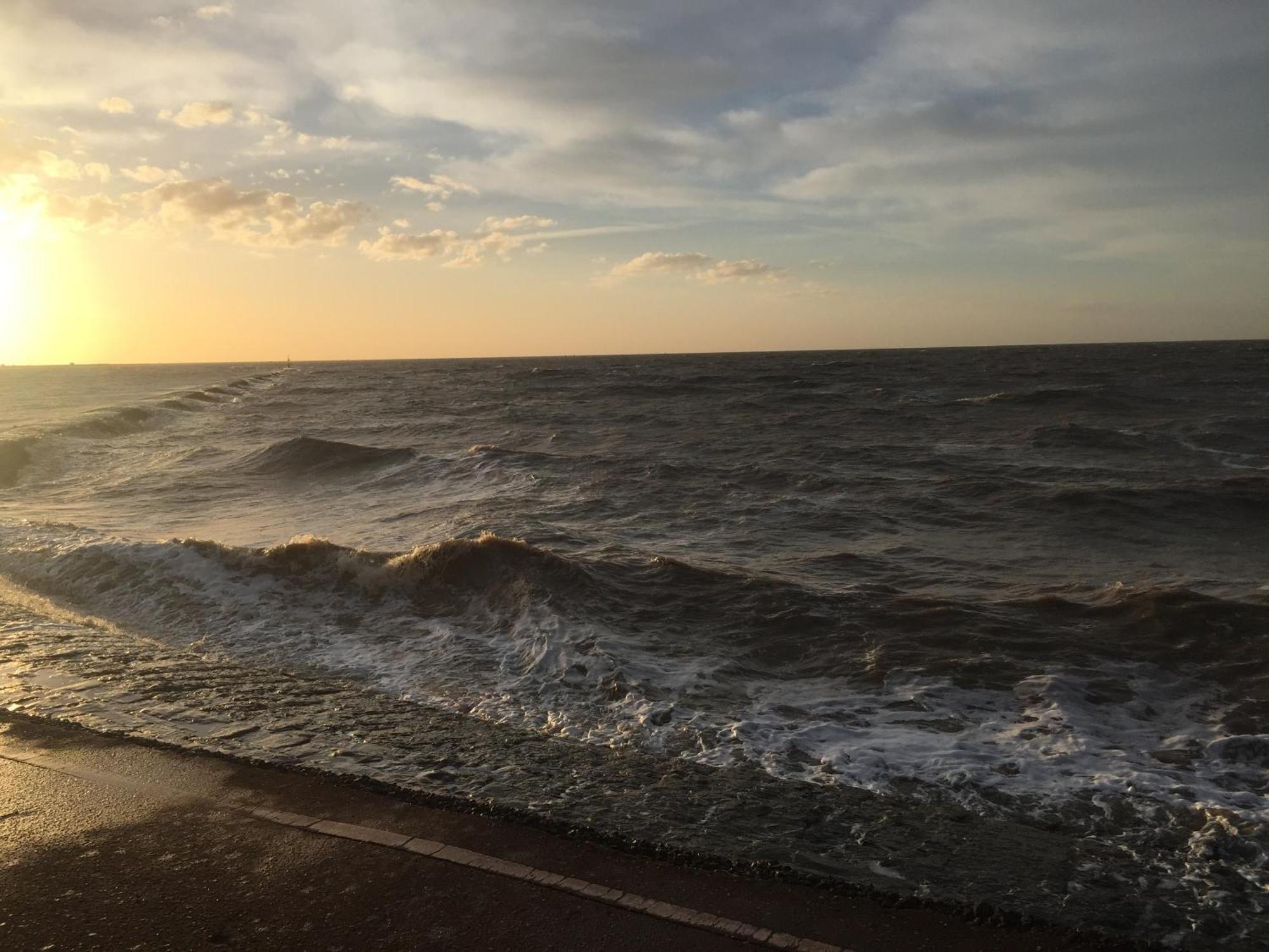 A Wave From It All Great Clacton Екстериор снимка